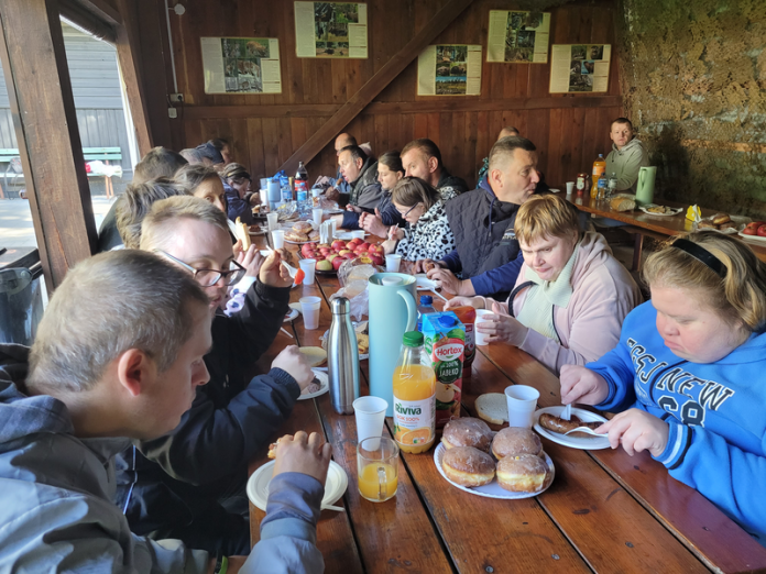 Osoby z niepełnosprawnością posprzątały las w Balach